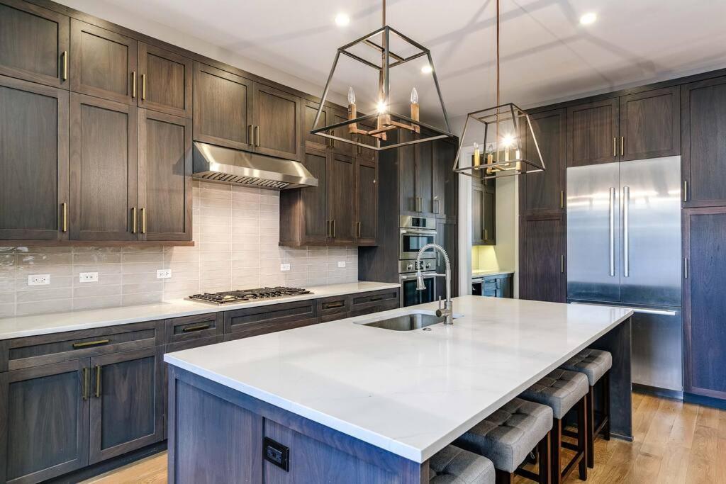 Immaculate Brand New Downtown Apartment *